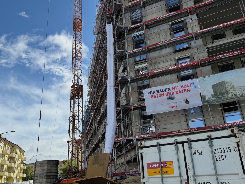 Flexible Schuttrutsche von Stortslurf® im Einsatz auf einer Baustelle