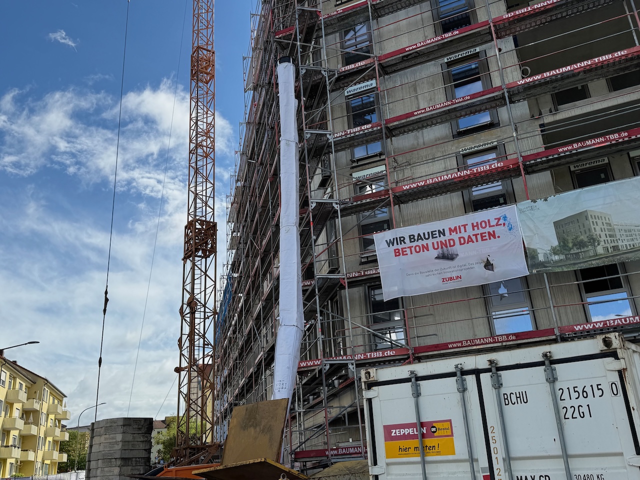 Flexible Schuttrutsche von Stortslurf&reg; im Einsatz auf einer Baustelle