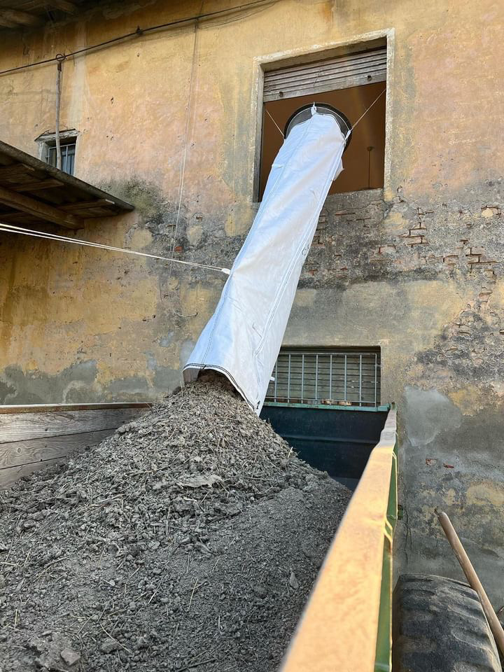 Flexible Schuttrutsche im Einsatz in Italien