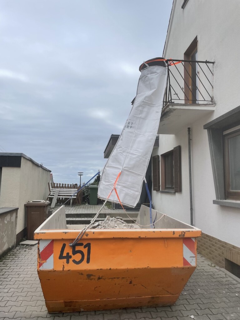 Flexible Schuttrutsche mieten